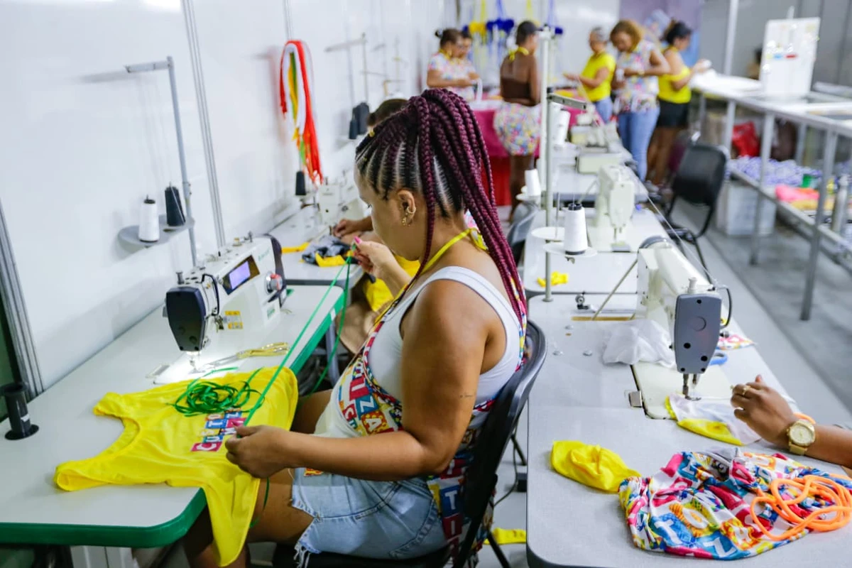 Entrega de abadás da maioria dos blocos blocos e camarotes começou nesta segunda-feira (9) por Arisson Marinho/CORREIO