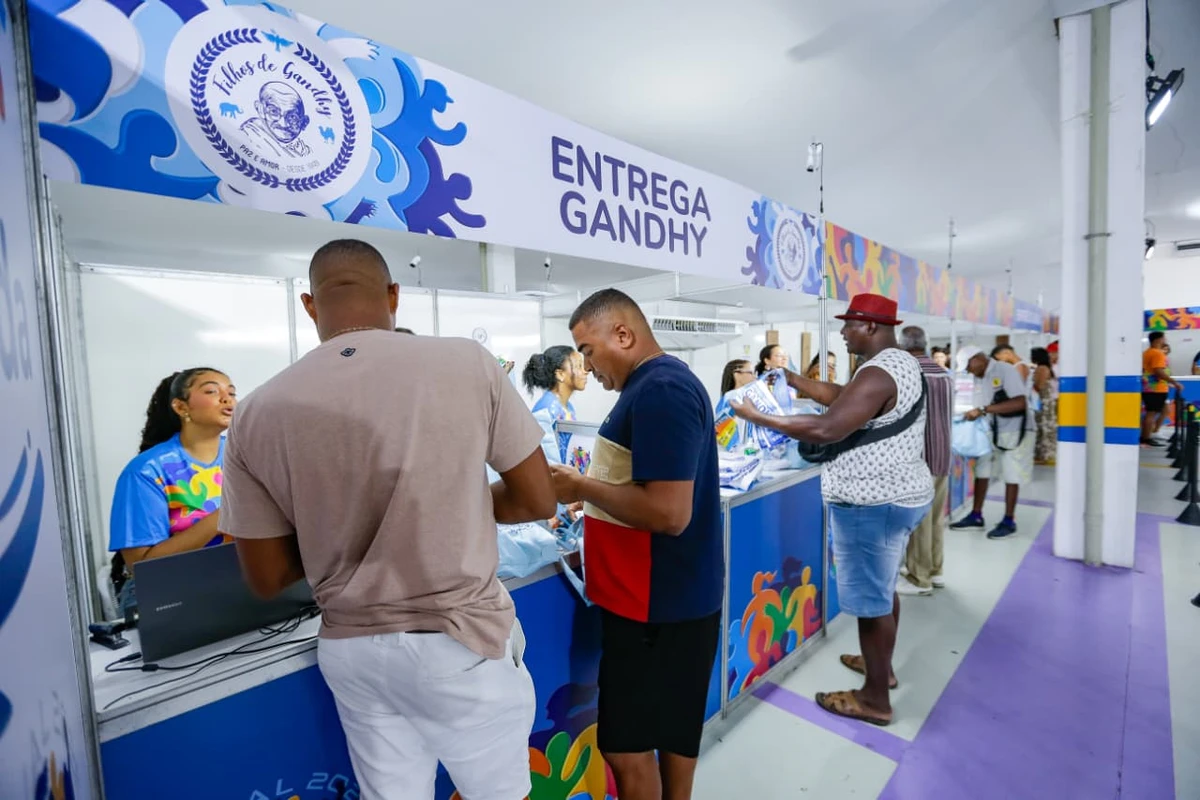 Entrega de abadás da maioria dos blocos blocos e camarotes começou nesta segunda-feira (9) por Arisson Marinho/CORREIO