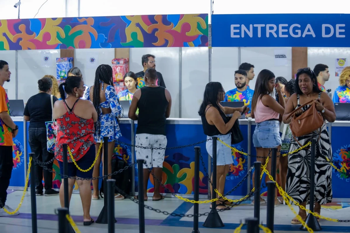 Entrega de abadás da maioria dos blocos blocos e camarotes começou nesta segunda-feira (9) por Arisson Marinho/CORREIO