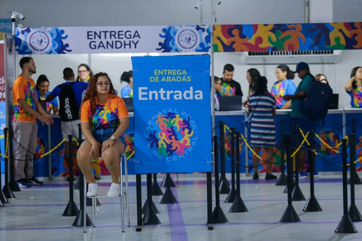 Entrega de abadás da maioria dos blocos blocos e camarotes começou nesta segunda-feira (9) por Arisson Marinho/CORREIO