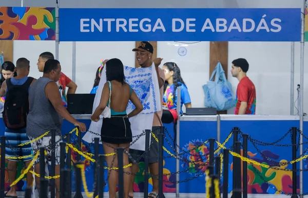 Entrega de abadás da maioria dos blocos blocos e camarotes começou nesta segunda-feira (9) por Arisson Marinho/CORREIO