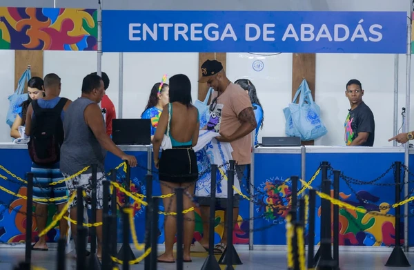 Entrega de abadás da maioria dos blocos blocos e camarotes começou nesta segunda-feira (9) por Arisson Marinho/CORREIO