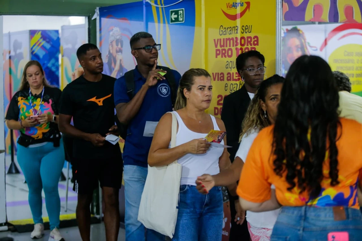 Entrega de abadás da maioria dos blocos blocos e camarotes começou nesta segunda-feira (9) por Arisson Marinho/CORREIO