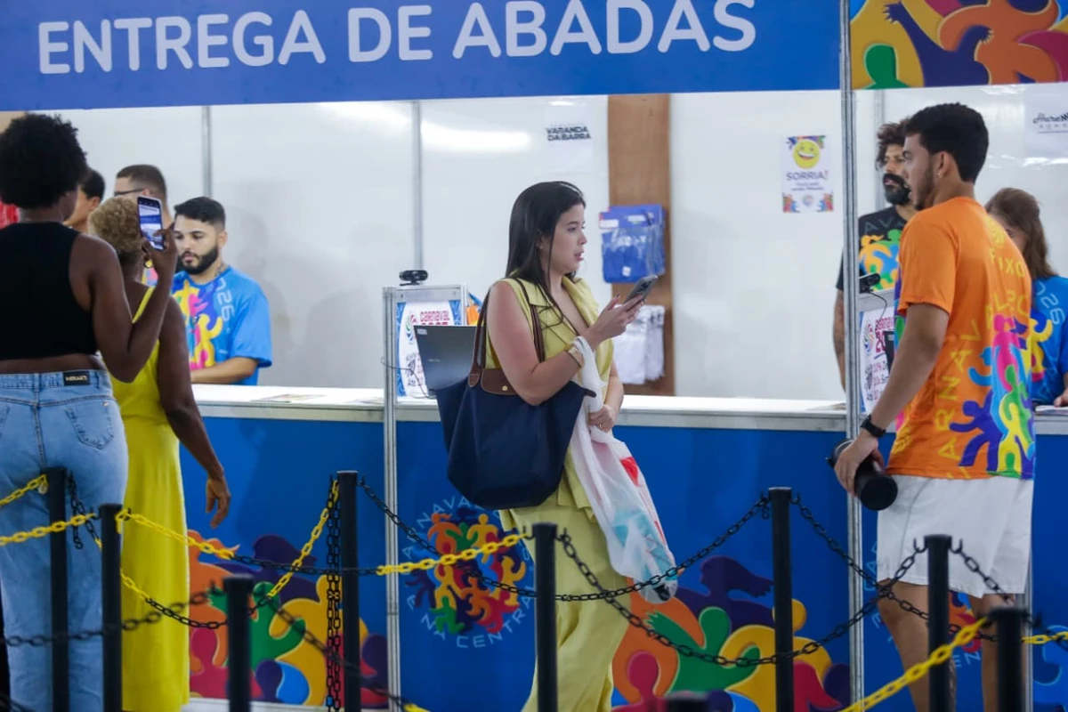 Entrega de abadás da maioria dos blocos blocos e camarotes começou nesta segunda-feira (9) por Arisson Marinho/CORREIO