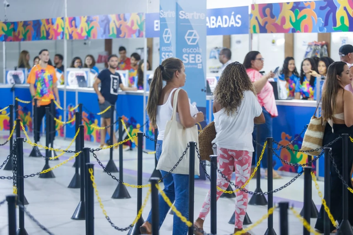 Entrega de abadás da maioria dos blocos blocos e camarotes começou nesta segunda-feira (9) por Arisson Marinho/CORREIO