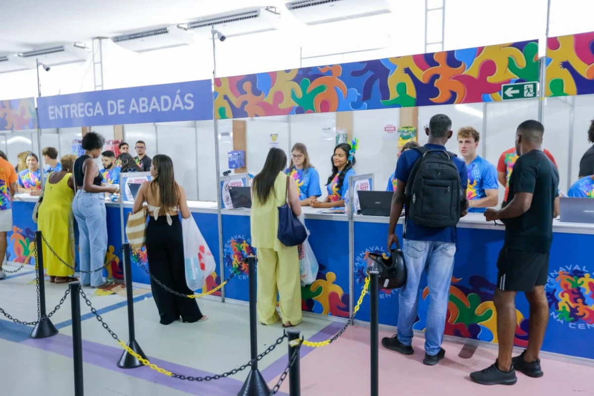 Entrega de abadás da maioria dos blocos blocos e camarotes começou nesta segunda-feira (9) por Arisson Marinho/CORREIO