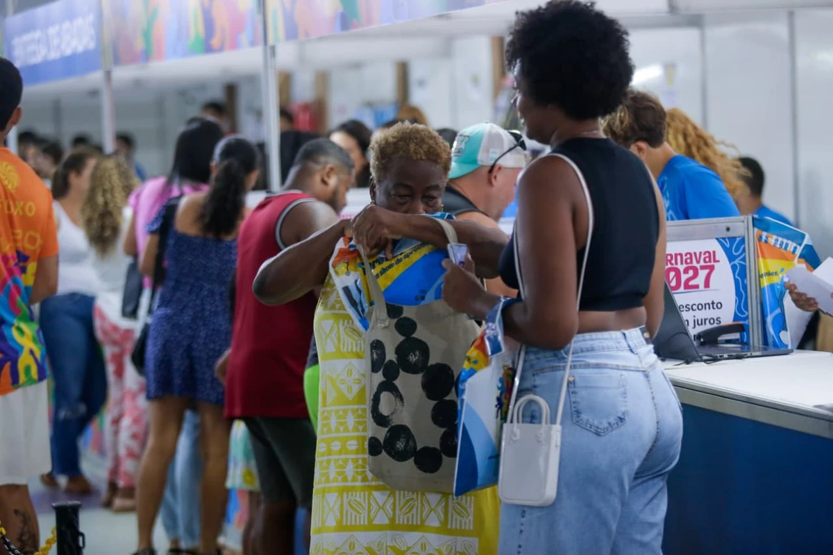 Entrega de abadás da maioria dos blocos blocos e camarotes começou nesta segunda-feira (9) por Arisson Marinho/CORREIO