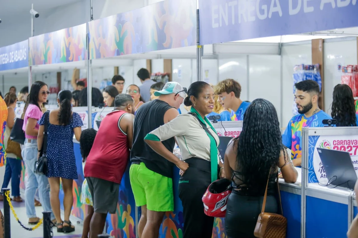Entrega de abadás da maioria dos blocos blocos e camarotes começou nesta segunda-feira (9) por Arisson Marinho/CORREIO