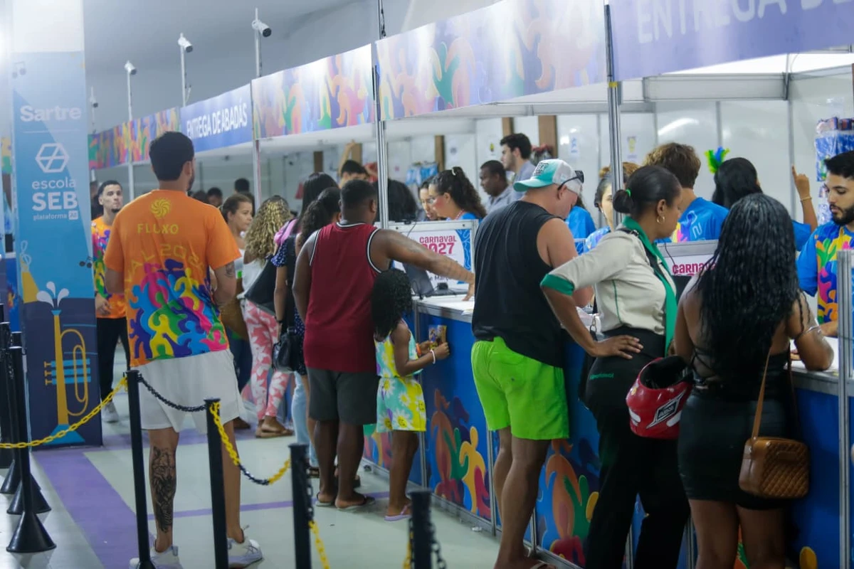 Entrega de abadás da maioria dos blocos blocos e camarotes começou nesta segunda-feira (9) por Arisson Marinho/CORREIO