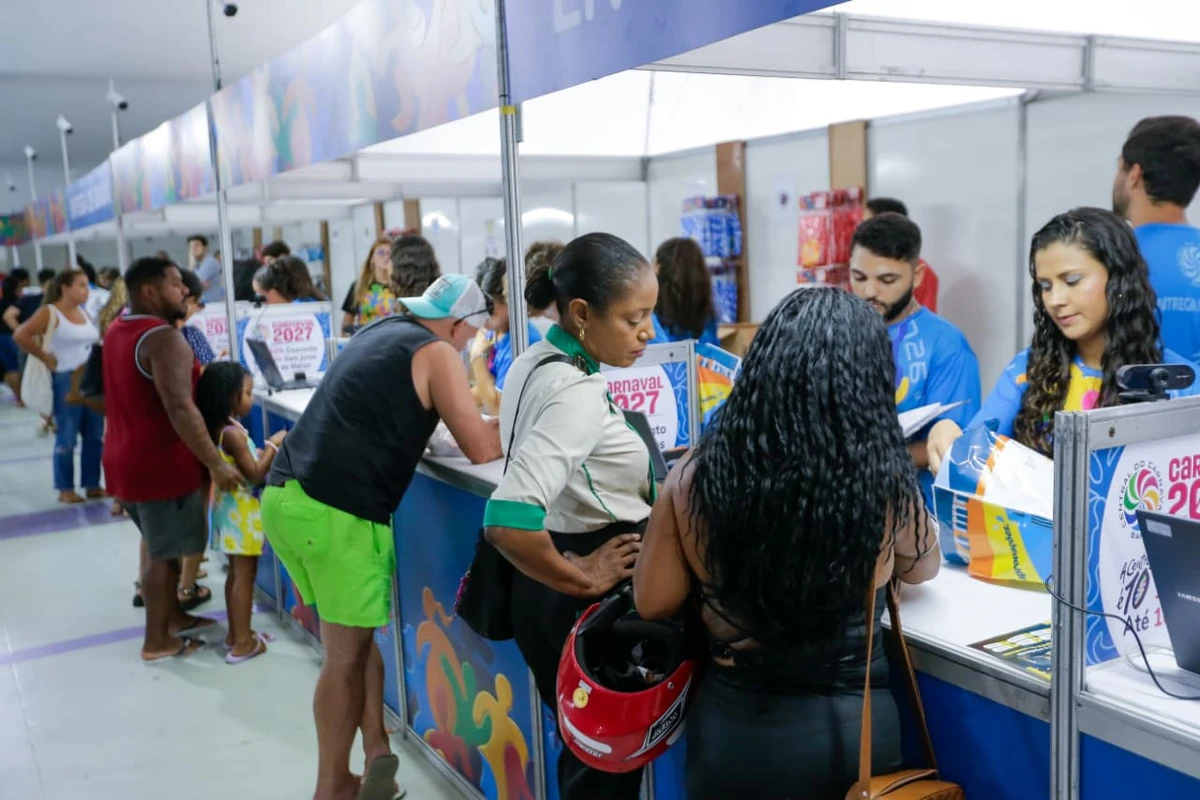 Entrega de abadás da maioria dos blocos blocos e camarotes começou nesta segunda-feira (9) por Arisson Marinho/CORREIO