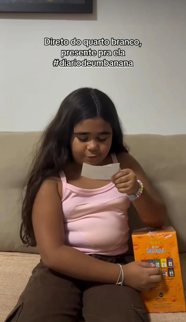 Filha de Chaiany recebendo presente da ex-Quarto Branco, Rafaella por Reprodução/Redes Sociais