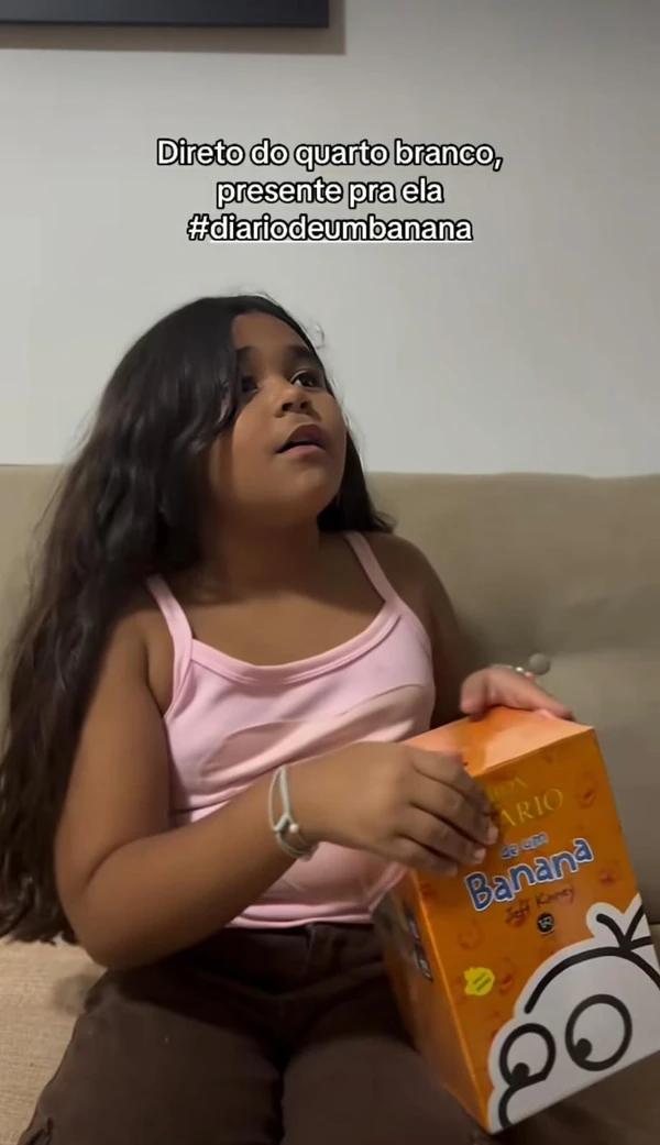 Filha de Chaiany recebendo presente da ex-Quarto Branco, Rafaella por Reprodução/Redes Sociais