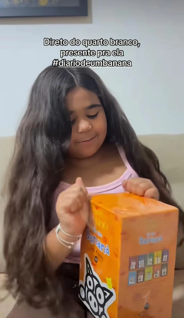 Filha de Chaiany recebendo presente da ex-Quarto Branco, Rafaella por Reprodução/Redes Sociais