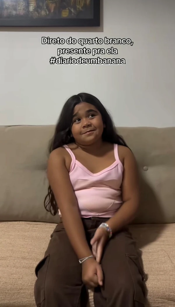 Filha de Chaiany recebendo presente da ex-Quarto Branco, Rafaella por Reprodução/Redes Sociais