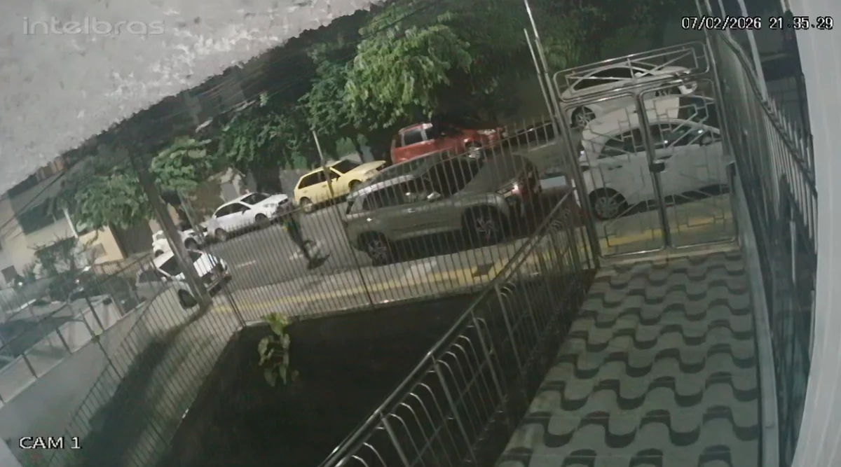 Homem fica preso em portão durante invasão na Graça por Reprodução