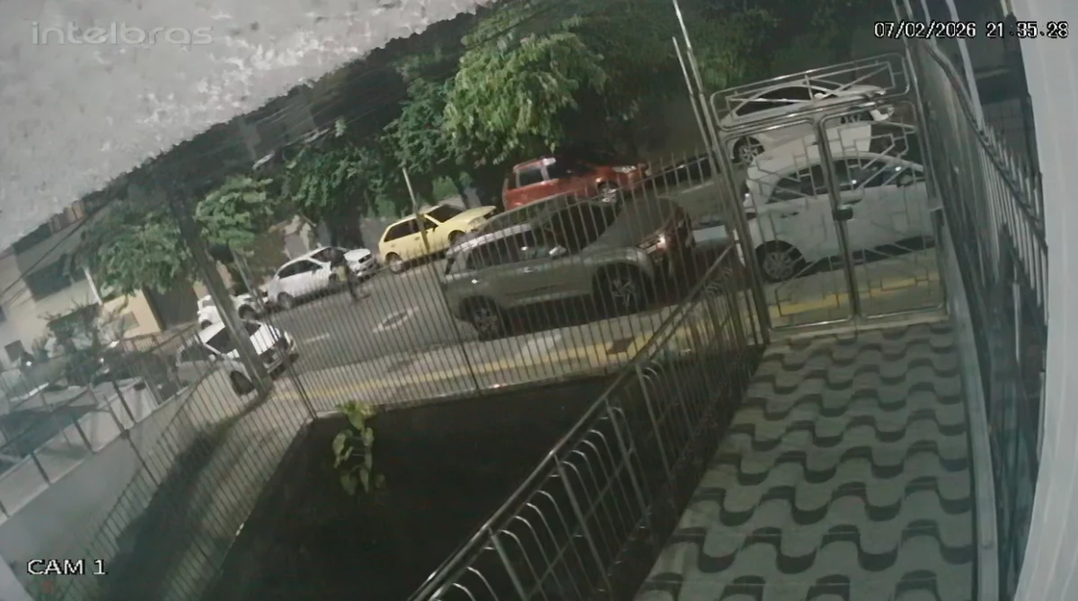 Homem fica preso em portão durante invasão na Graça por Reprodução