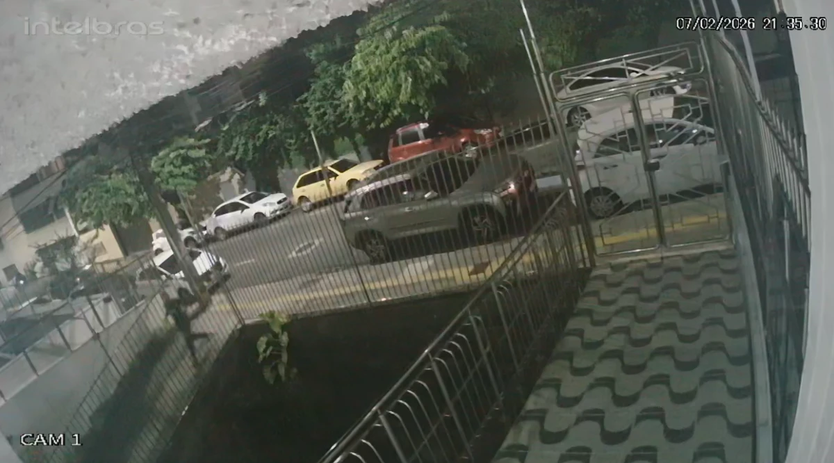 Homem fica preso em portão durante invasão na Graça por Reprodução