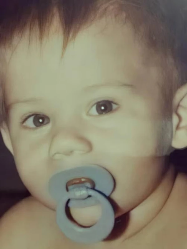 Jonas Sulzbach, do BBB 26, ainda bebê por Reprodução/Redes Sociais 