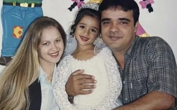 Jordana, do "BBB 26", com os pais na infância por Reprodução/Redes Sociais 