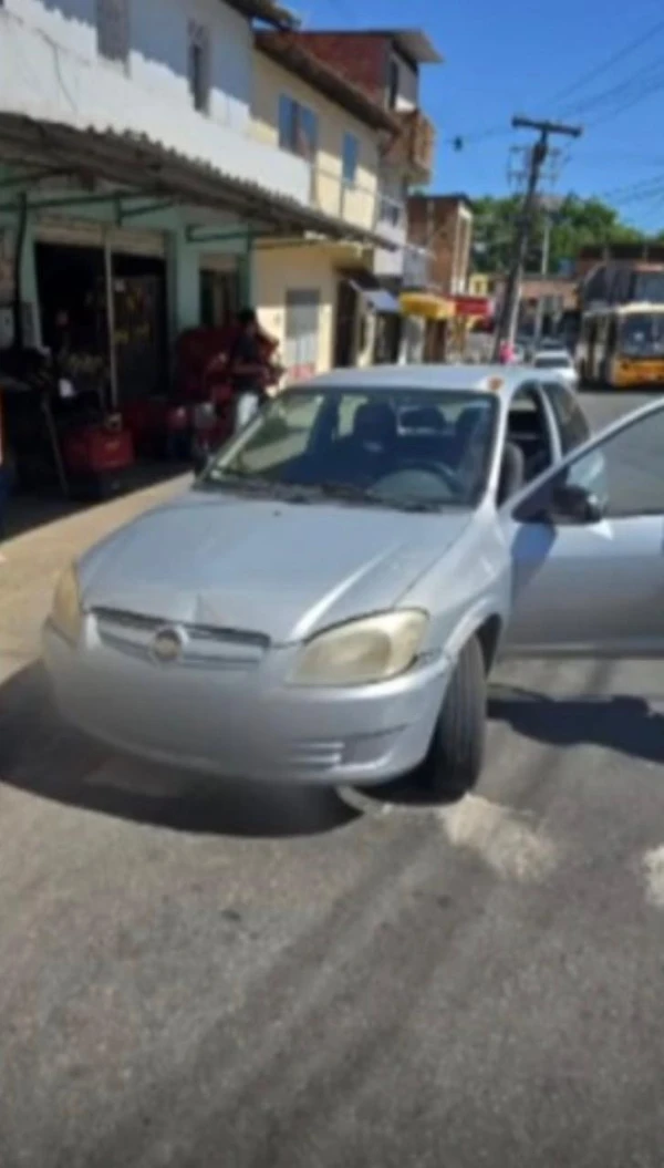 Jovem estava dentro de carro por Reprodução / TV Bahia 