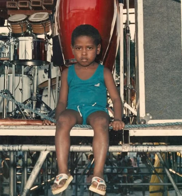 Leandro, o Boneco, do "BBB 26", na infância por Reprodução/Redes Sociais 