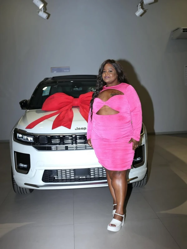 MC Carol mostrou o Jeep Commander branco em dezembro por Reprodução/Instagram @victorialinsfotografia