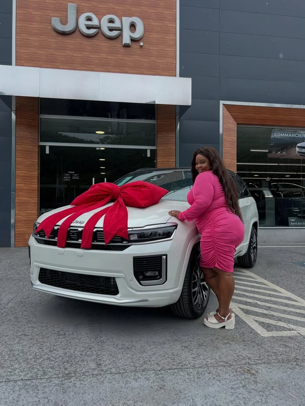 MC Carol mostrou o Jeep Commander branco em dezembro por Reprodução/Instagram @victorialinsfotografia