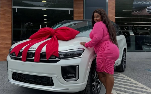 MC Carol mostrou o Jeep Commander branco em dezembro