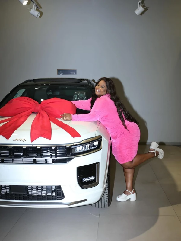 MC Carol mostrou o Jeep Commander branco em dezembro por Reprodução/Instagram @victorialinsfotografia