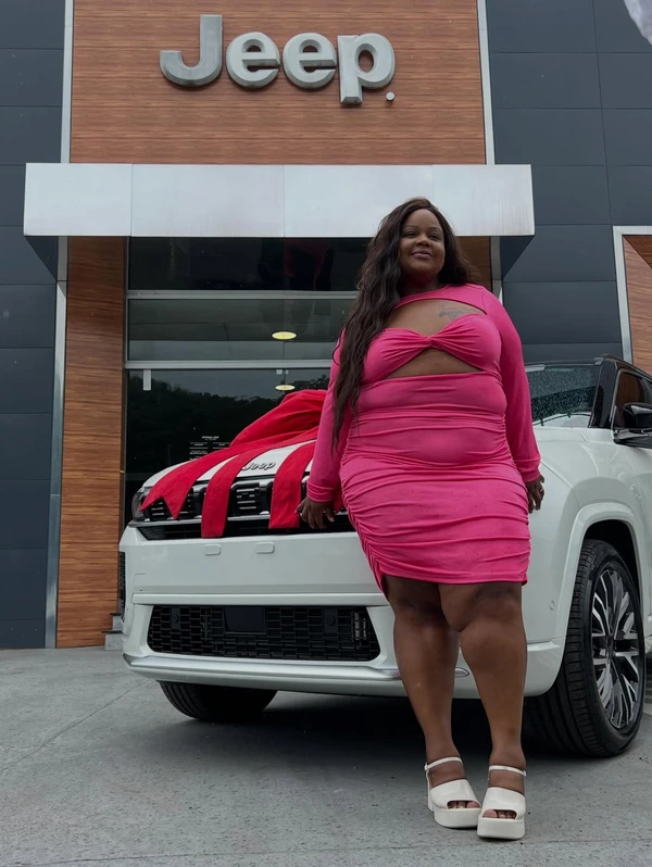 MC Carol mostrou o Jeep Commander branco em dezembro por Reprodução/Instagram @victorialinsfotografia