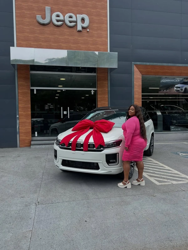 MC Carol mostrou o Jeep Commander branco em dezembro por Reprodução/Instagram @victorialinsfotografia