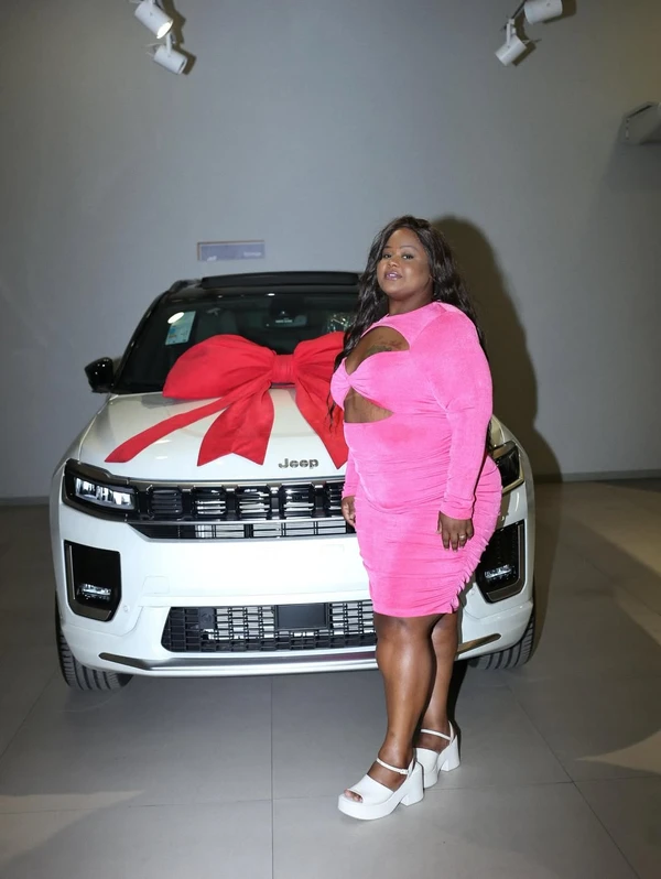 MC Carol mostrou o Jeep Commander branco em dezembro por Reprodução/Instagram @victorialinsfotografia