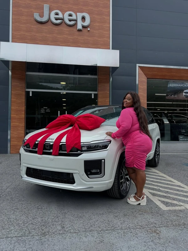 MC Carol mostrou o Jeep Commander branco em dezembro por Reprodução/Instagram @victorialinsfotografia