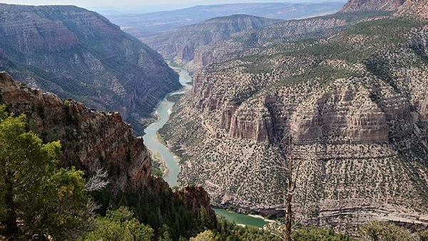O estranho rio corta três estados americanos: Wyoming, Utah, e Colorado