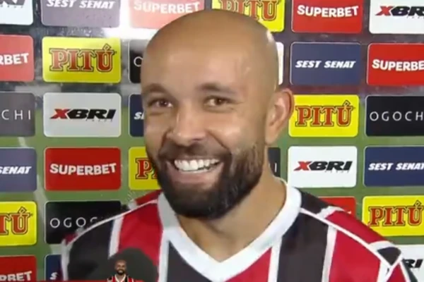 Patrick Allan marcou um gol olímpico contra o Decisão