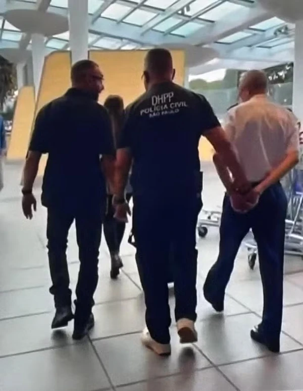 Piloto foi conduzido após ser preso no avião por Reprodução