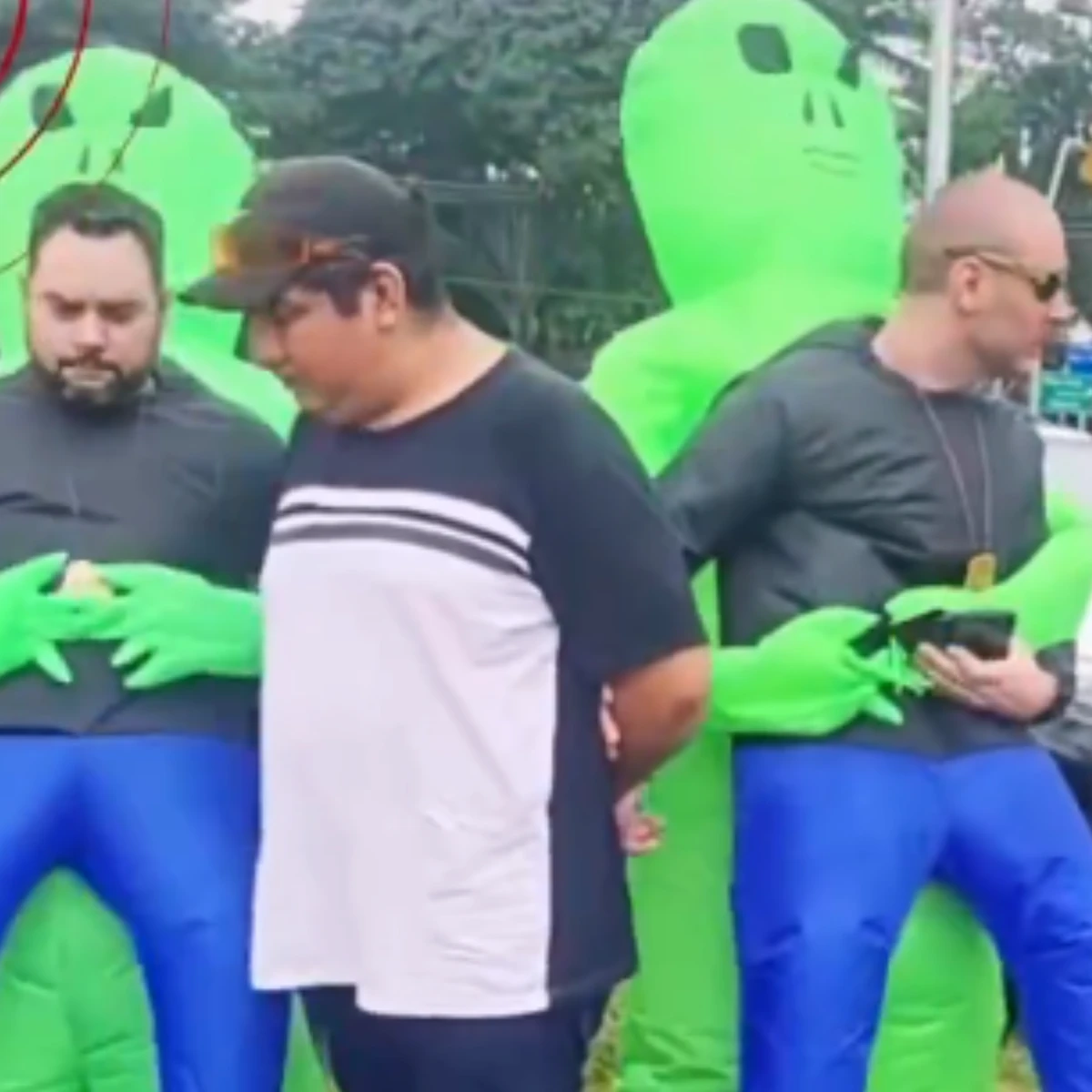 Policiais se fantasiam de alienígenas para prender suspeito em bloco do pré-carnaval por Reprodução/ Redes sociais