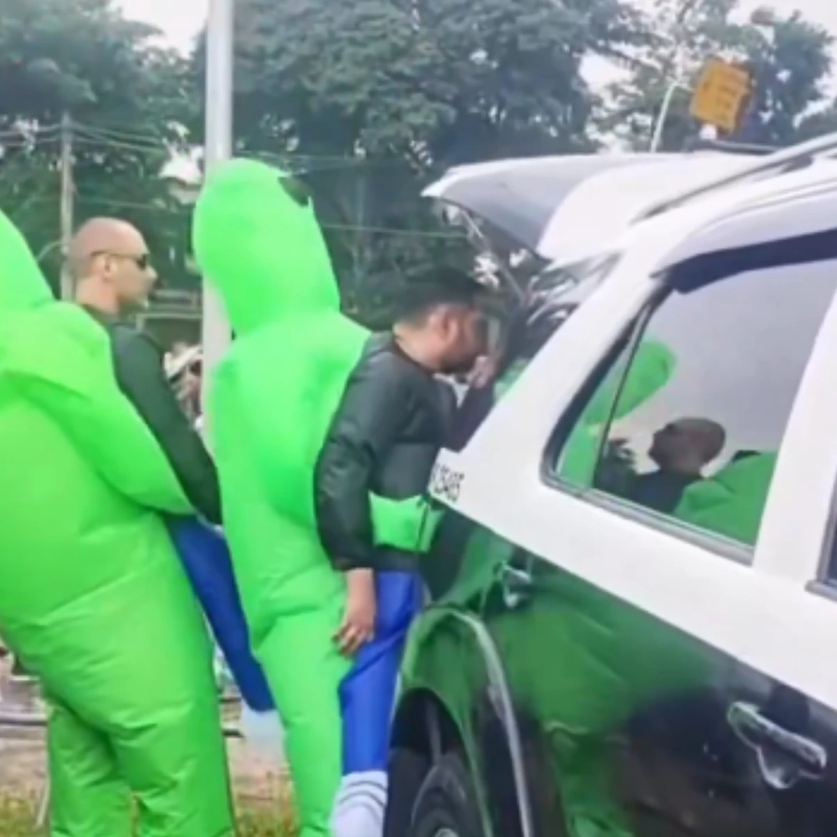 Policiais se fantasiam de alienígenas para prender suspeito em bloco do pré-carnaval por Reprodução/ Redes sociais