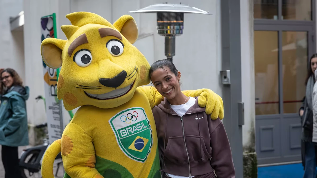 Rayssa Leal com mascote do Brasil por  Jonne Roriz/COB