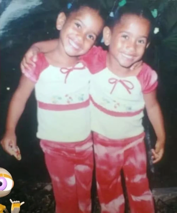 Tia Milena (à direita), do "BBB 26", com a irmã gêmea Mile por Reprodução/Redes Sociais 