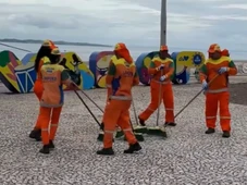 Imagem - Agentes de limpeza revelam como ensaiam os passos que viralizam no carnaval