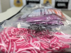 Imagem - Três homens são detidos com mais de 150 abadás irregulares e canetas emagrecedoras