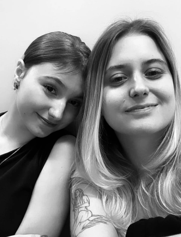 Isabel Veloso ao lado da irmã, Priscila Kiekow por Reprodução/ Instagram