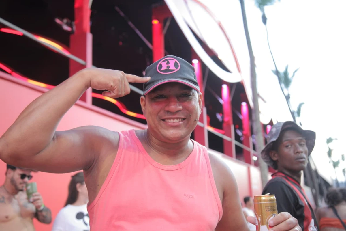 Carlos Ângelo chegou cedo para acompanhar o trio de Xanddy por Sora Maia/CORREIO