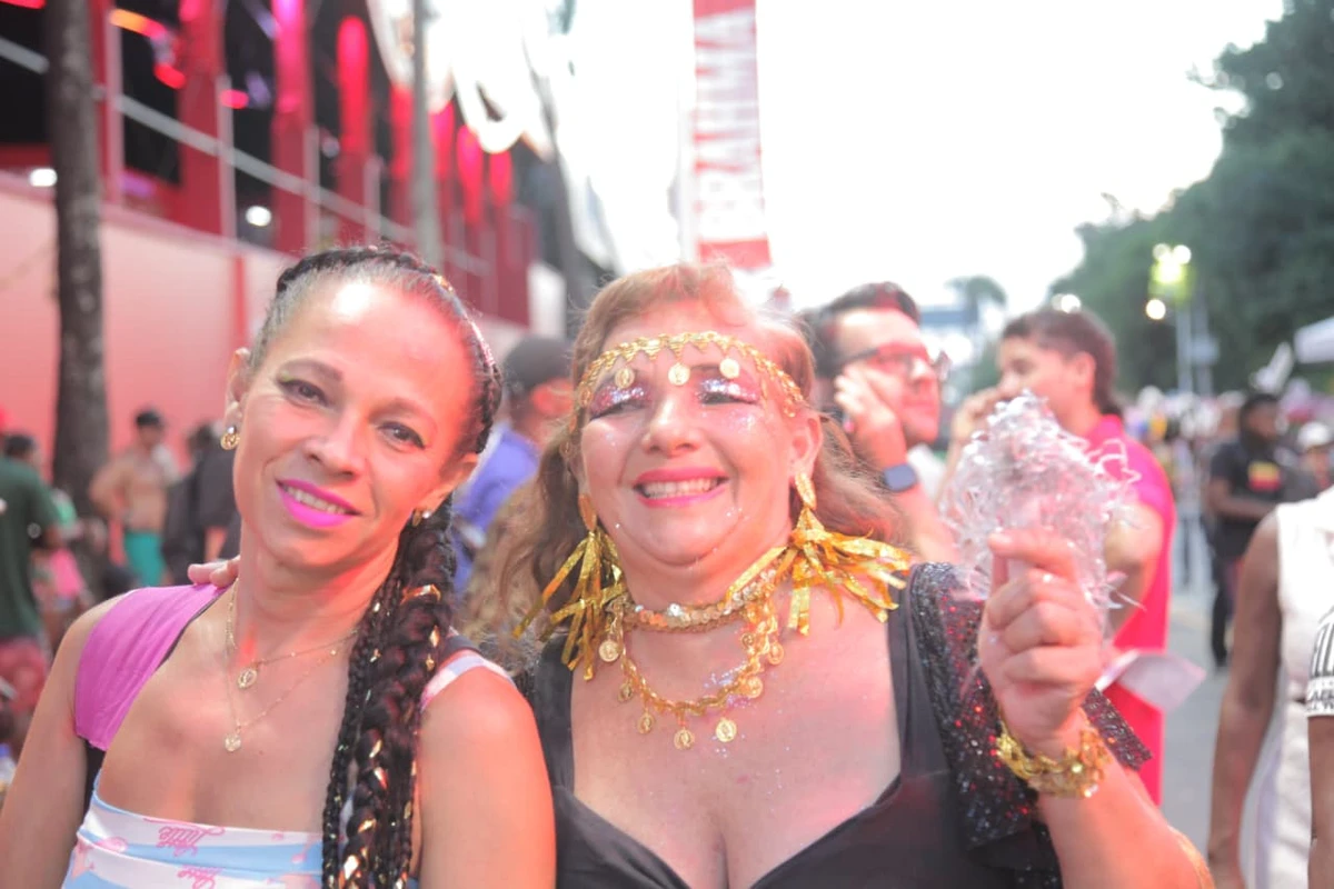 As irmãs Tica e 'Tia Boa da Bahia' Rosen Carvalho acompanharam o trio em grande estilo por Sora Maia/CORREIO