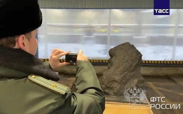 Meteorito gigantesco foi interceptado por agentes alfandegários russos por Reprodução