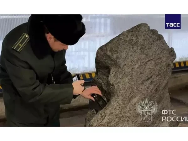 Meteorito gigantesco foi interceptado por agentes alfandegários russos por Reprodução