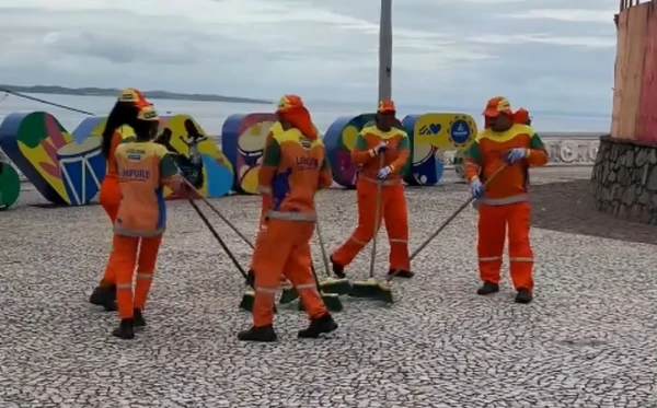 Nos bastidores da folia, agentes de limpeza ensaiam passos que viram atração à parte no Carnaval