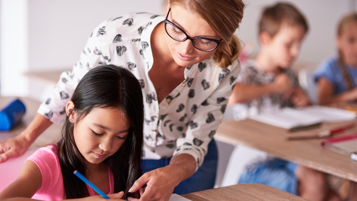 Professora croata Lucija Petračić usa inteligência artificial para transformar a tabuada em músicas no ritmo trap e ajudar alunos a memorizar multiplicação brincando. Foto: Banco de imagem