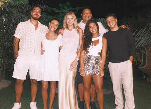 Ronaldo entre a esposa, Celina Locks, e os quatro filhos, Ronald, Alexander, Maria Sophia e Maria Alice por Reprodução/Instagram